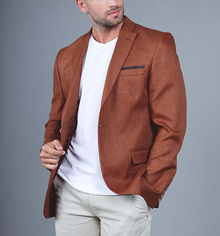 Blazer homme camel slim porté ouvert sur un t-shirt blanc et un chino beige