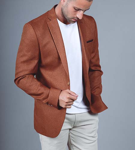 Blazer homme camel slim fit vu de profil, silhouette ajustée