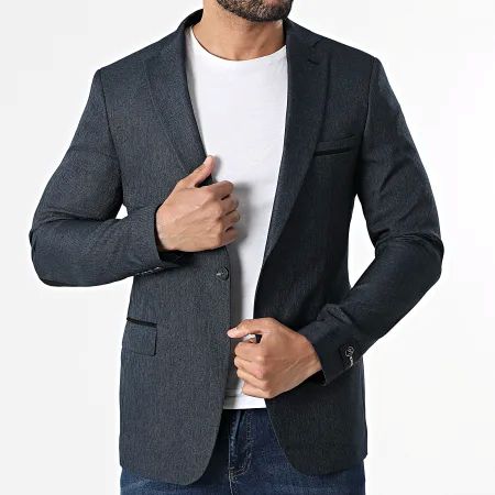 Blazer homme bleu marine texturé porté ouvert avec t-shirt blanc et jean