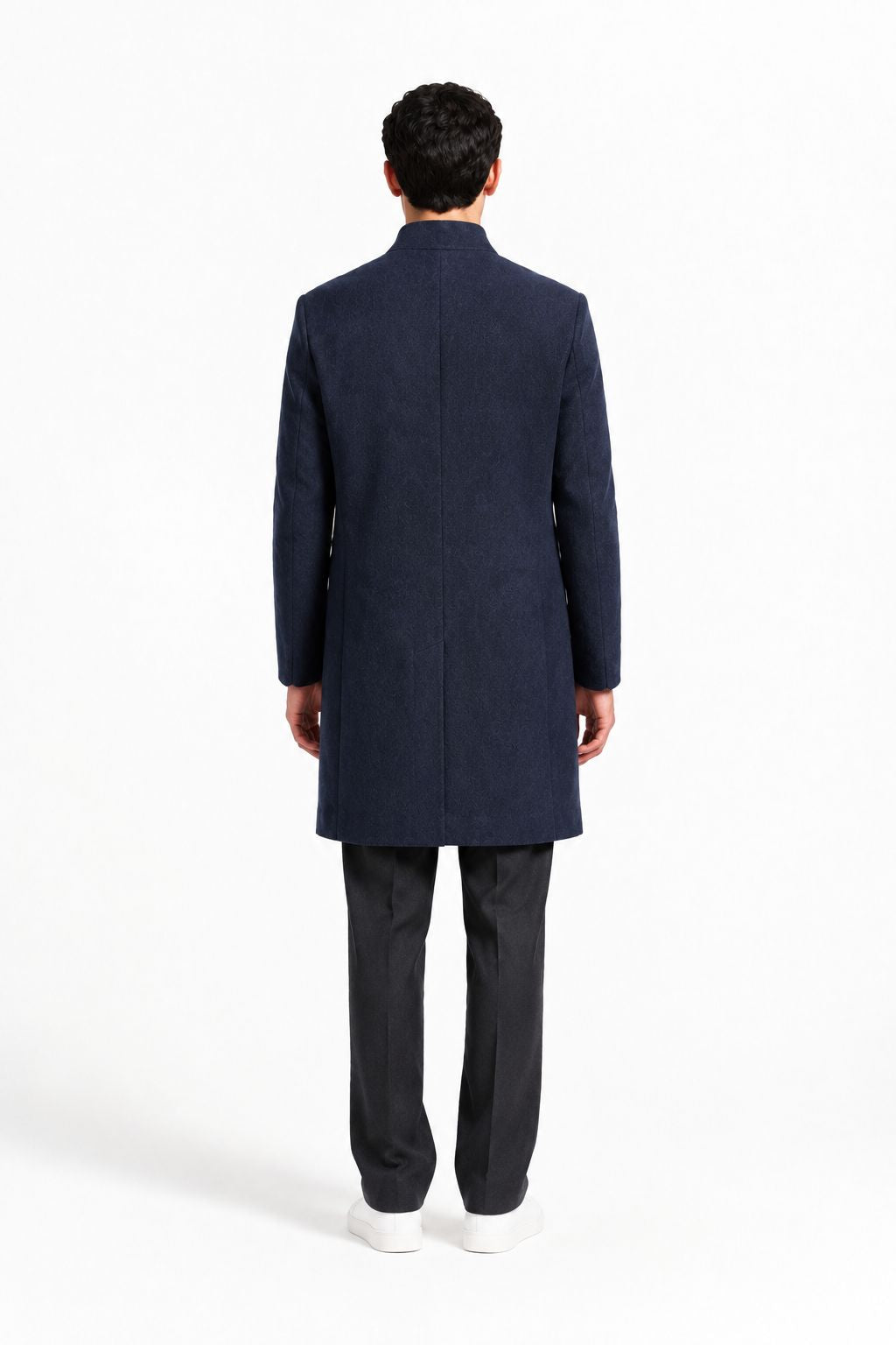 Dos du manteau homme bleu marine mi-long, coupe ajustée