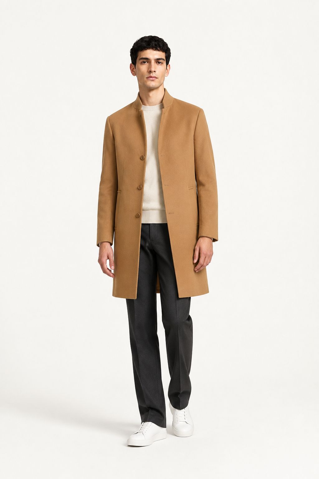 Manteau homme camel mi-long porté de face, coupe ajustée avec pantalon gris