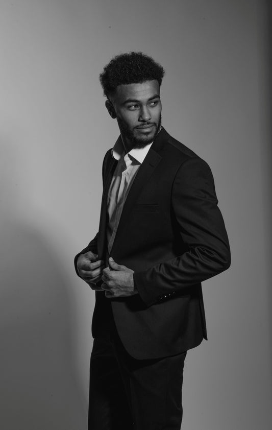Comment porter un costume sans cravate en 2026 : le guide style homme