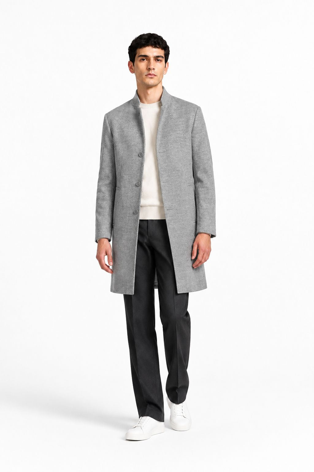 Manteau homme gris mi-long petit col porté de face sur un pull écru