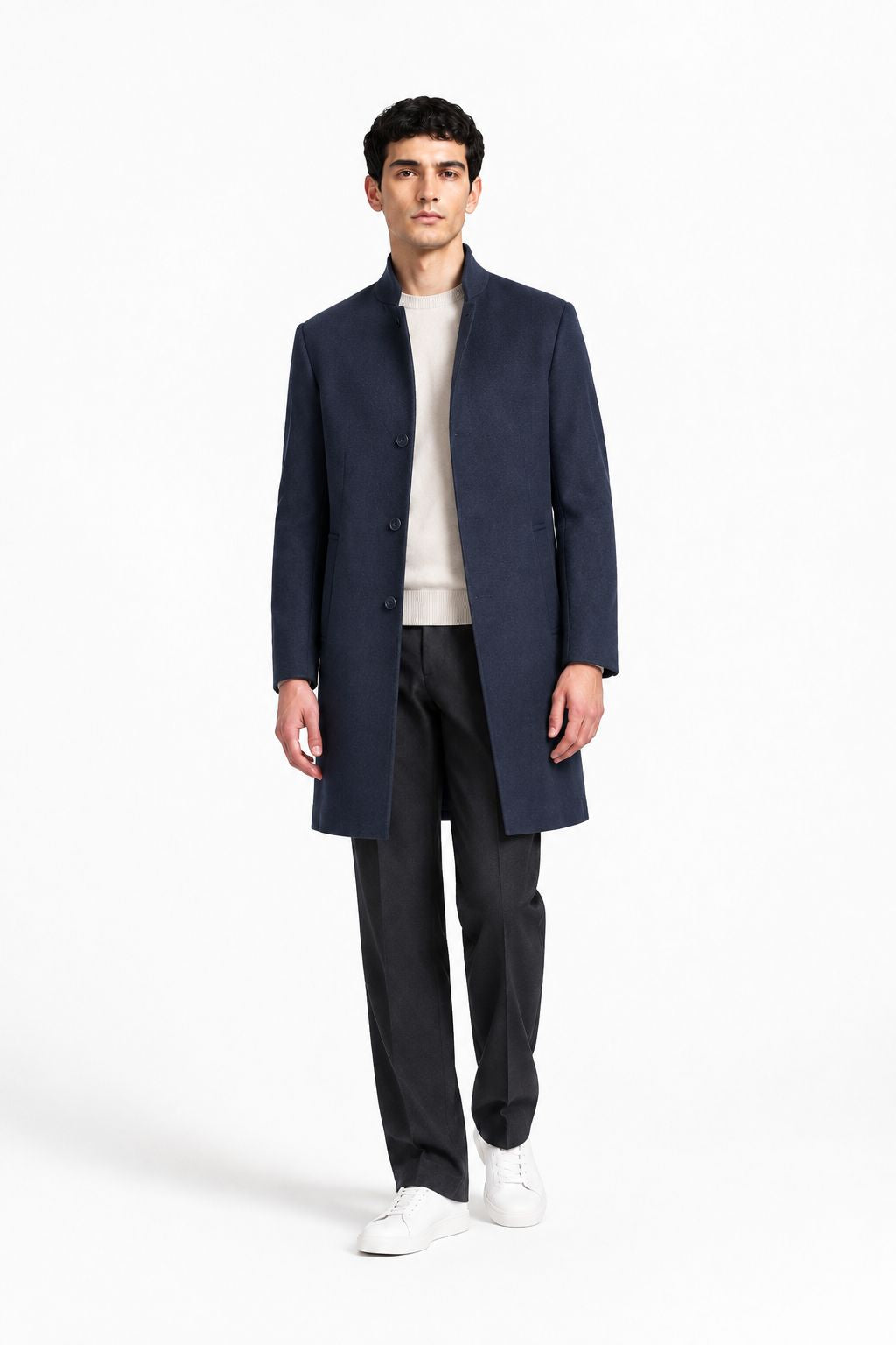 Manteau homme bleu marine mi-long porté avec pantalon habillé et baskets blanches