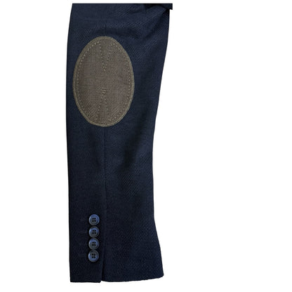 Détail de la coudière chocolat surpiquée et des boutons de manche du blazer marine