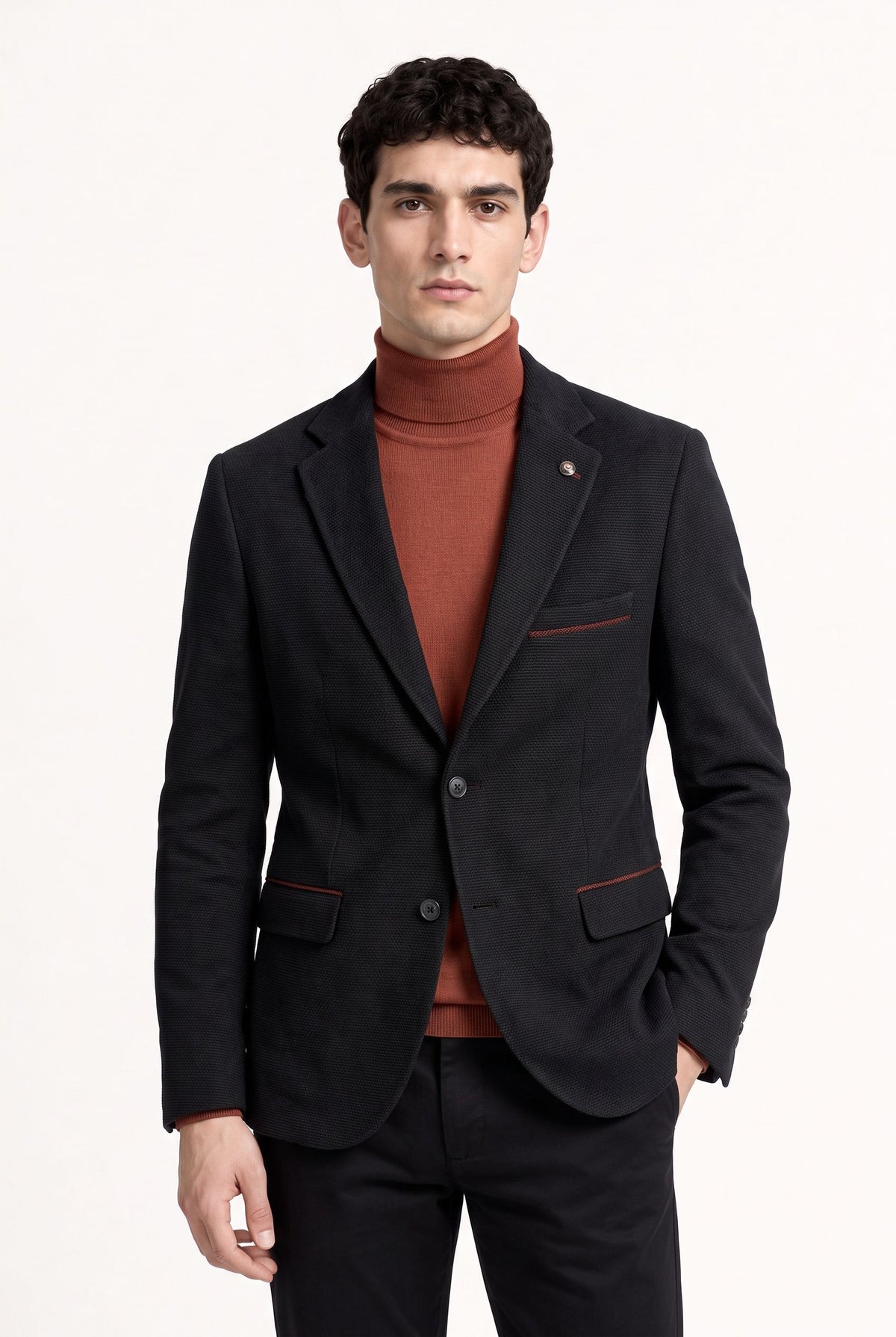 Blazer homme noir en chenille à coudières brique porté avec un col roulé rouille
