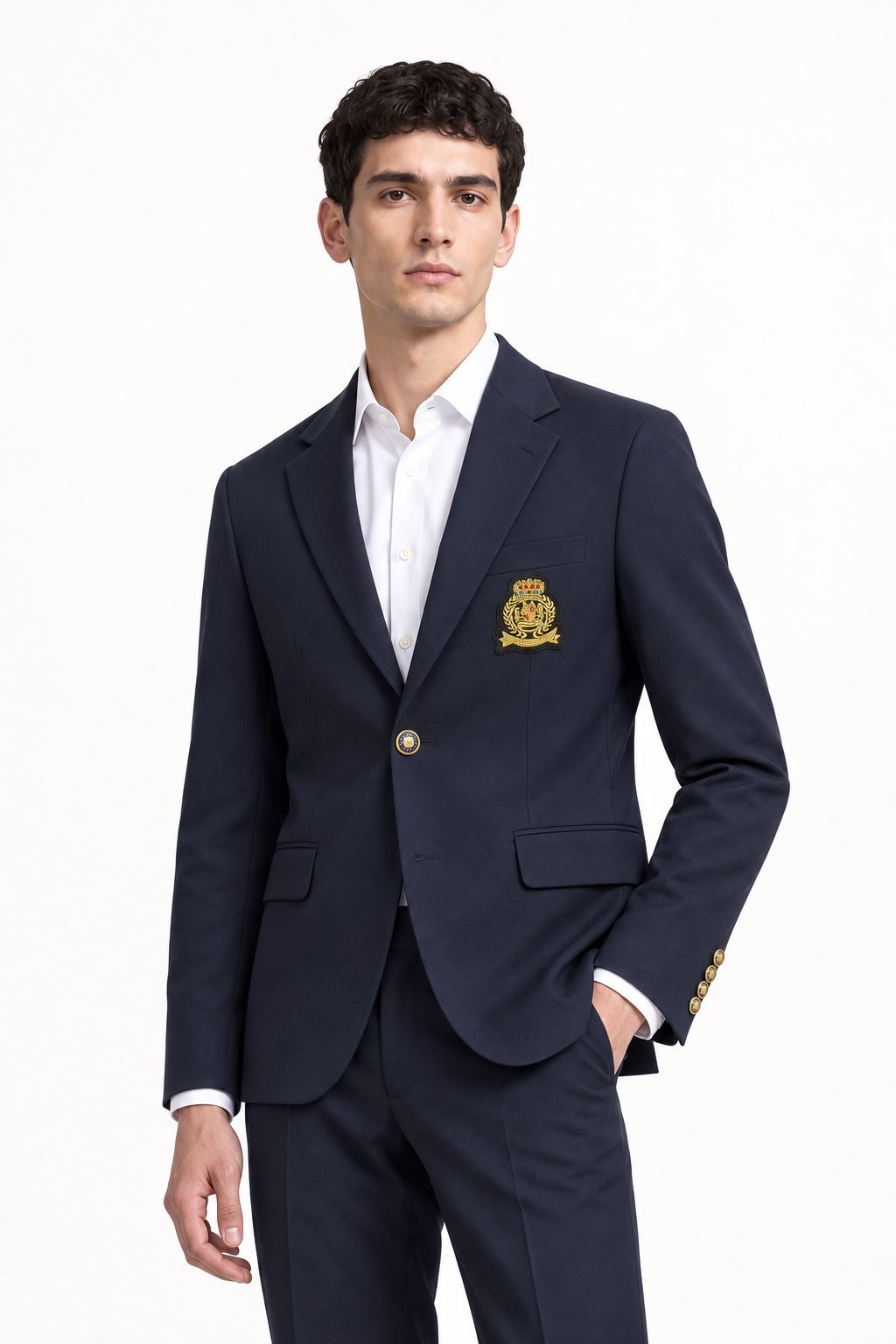 Blazer homme bleu marine à écusson brodé et boutons dorés porté boutonné avec une chemise blanche