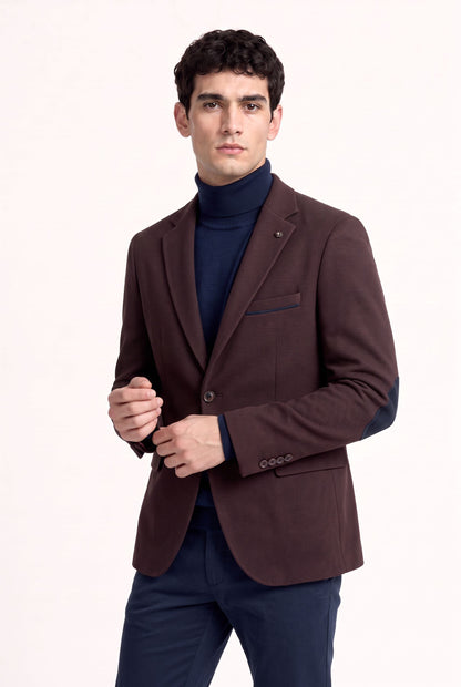 Blazer homme bordeaux en chenille à coudières marine porté avec un col roulé et un chino bleu marine