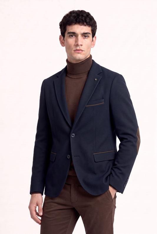 Blazer homme bleu marine en chenille à coudières chocolat porté avec un col roulé et un pantalon marron