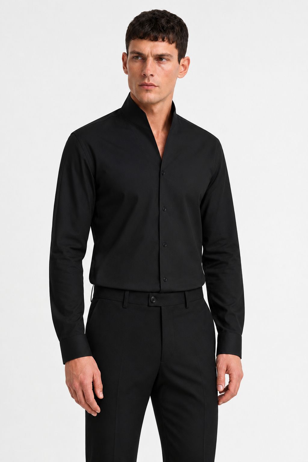 chemise homme noir col tulipe en coton satin, portée avec un pantalon noir Mackten