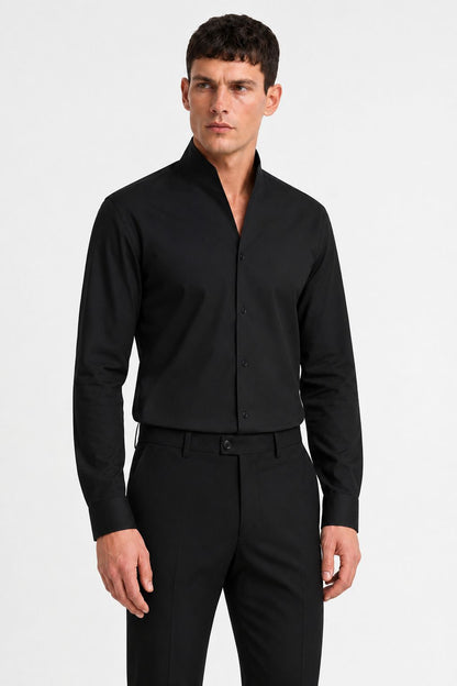 chemise homme noir col tulipe en coton satin, portée avec un pantalon noir Mackten