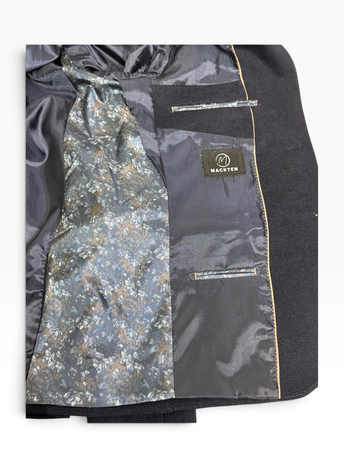 Intérieur doublé du blazer marine avec poches intérieures