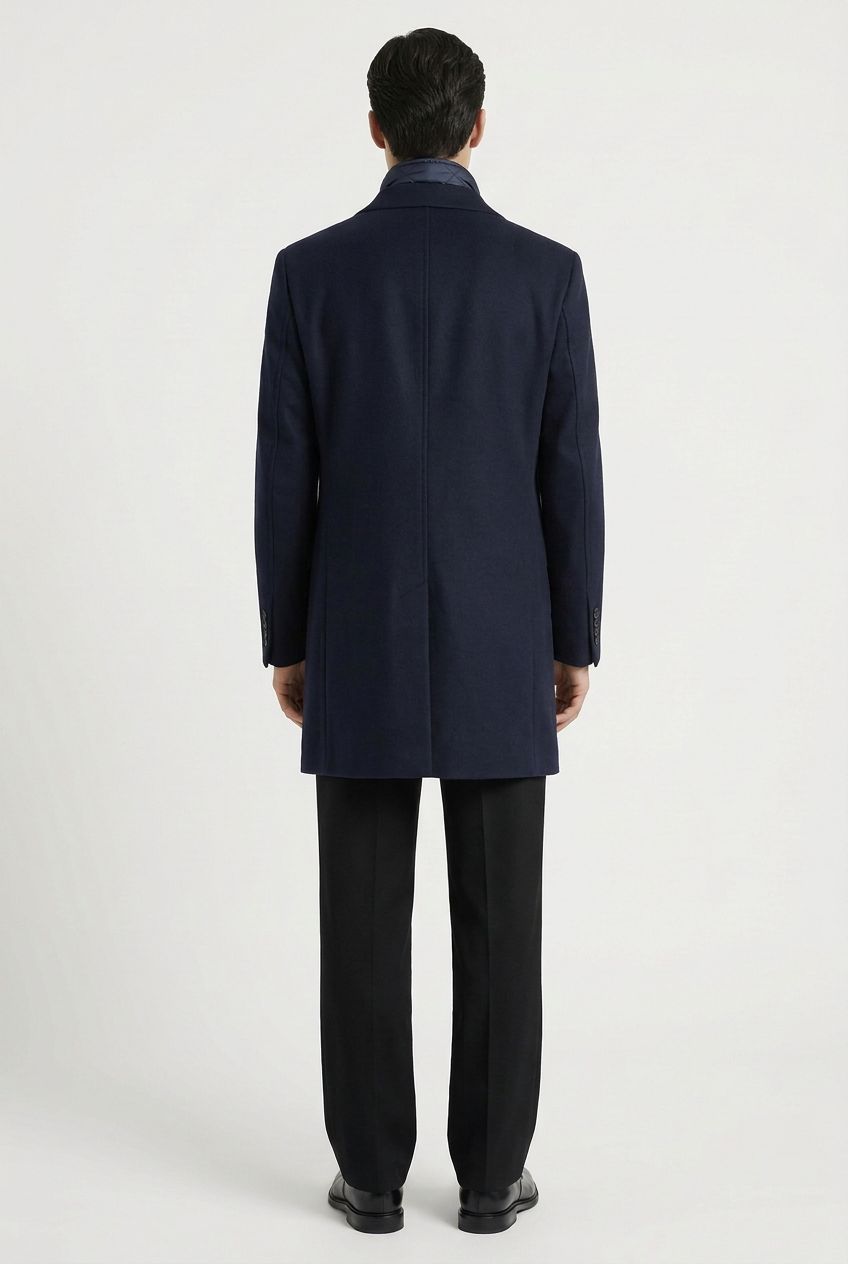 Dos du manteau homme bleu marine mi-long avec fente