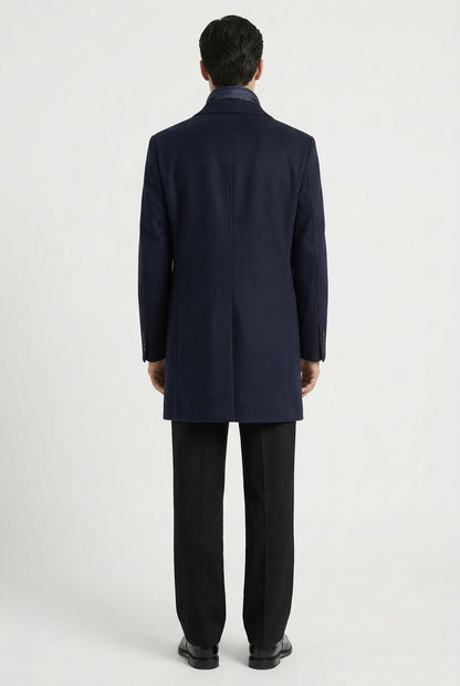 Dos du manteau homme bleu marine mi-long avec fente