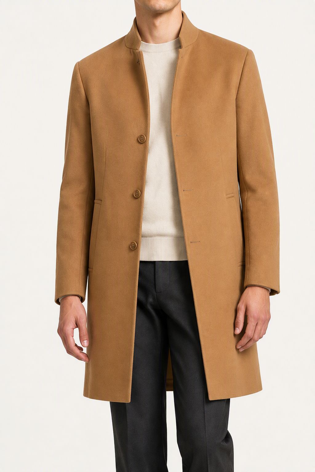 Manteau homme camel mi-long petit col porté ouvert sur un pull écru, fermeture 3 boutons