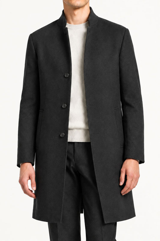Manteau homme noir mi-long petit col porté ouvert, fermeture 3 boutons