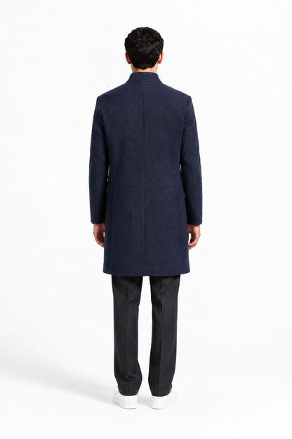 Dos du manteau homme bleu marine mi-long, coupe ajustée