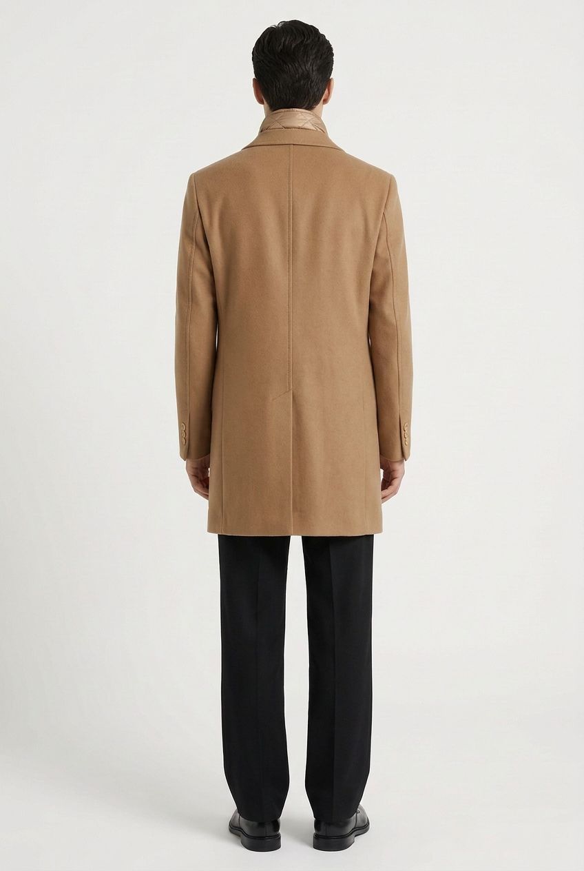 Dos du manteau homme camel mi-long avec fente