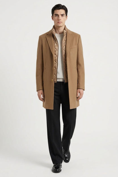 Manteau homme camel ouvert sur doudoune matelassée camel et pull écru
