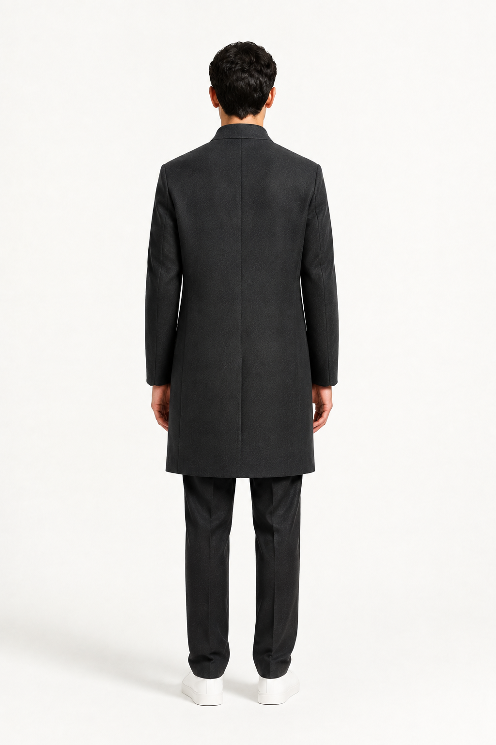 Dos du manteau homme noir mi-long porté avec pantalon habillé