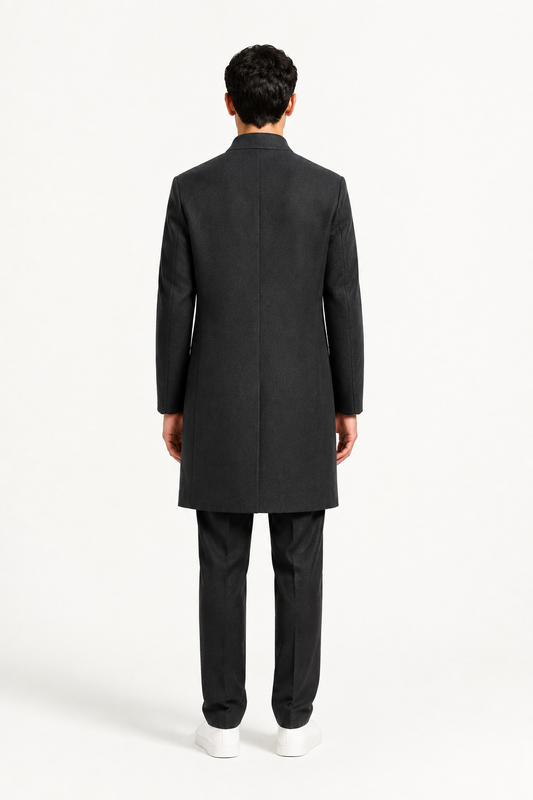 Dos du manteau homme noir mi-long porté avec pantalon habillé