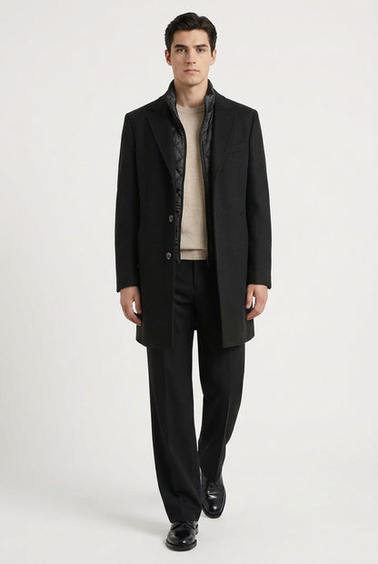 Manteau homme noir ouvert sur doudoune matelassée amovible et pull beige