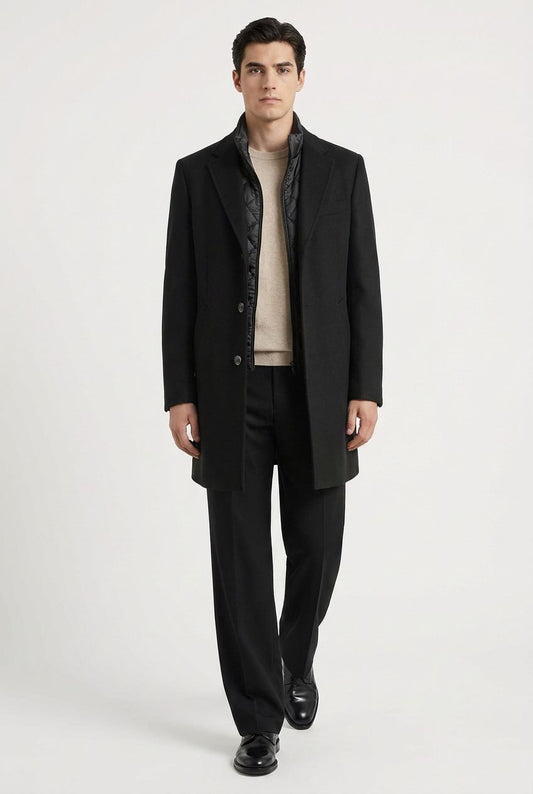 Manteau homme noir ouvert sur doudoune matelassée amovible et pull beige