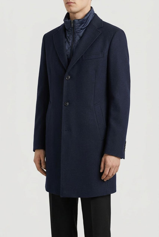 Détail du manteau homme bleu marine : revers crantés, boutons et col montant de la doudoune