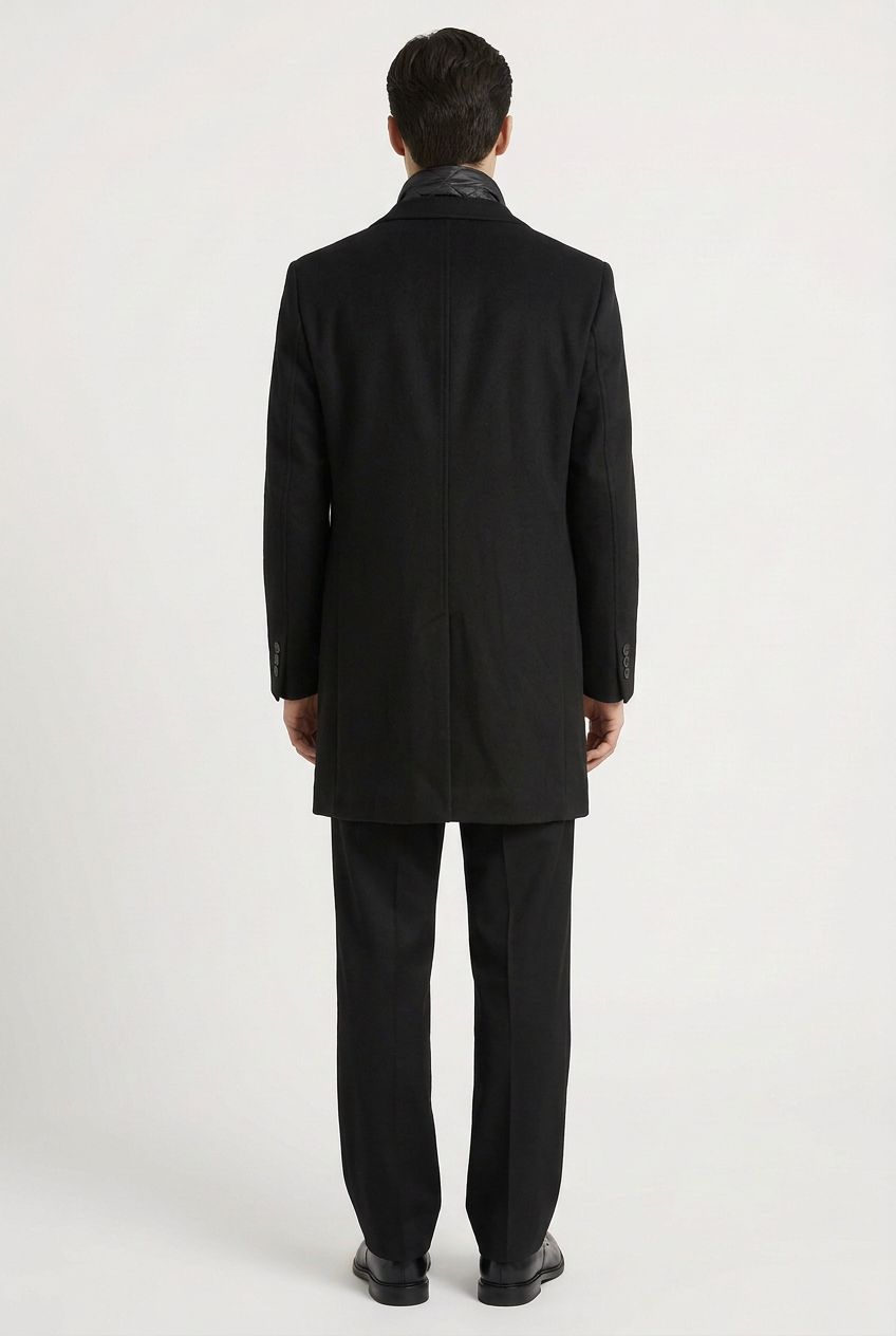 Dos du manteau homme noir mi-long avec fente